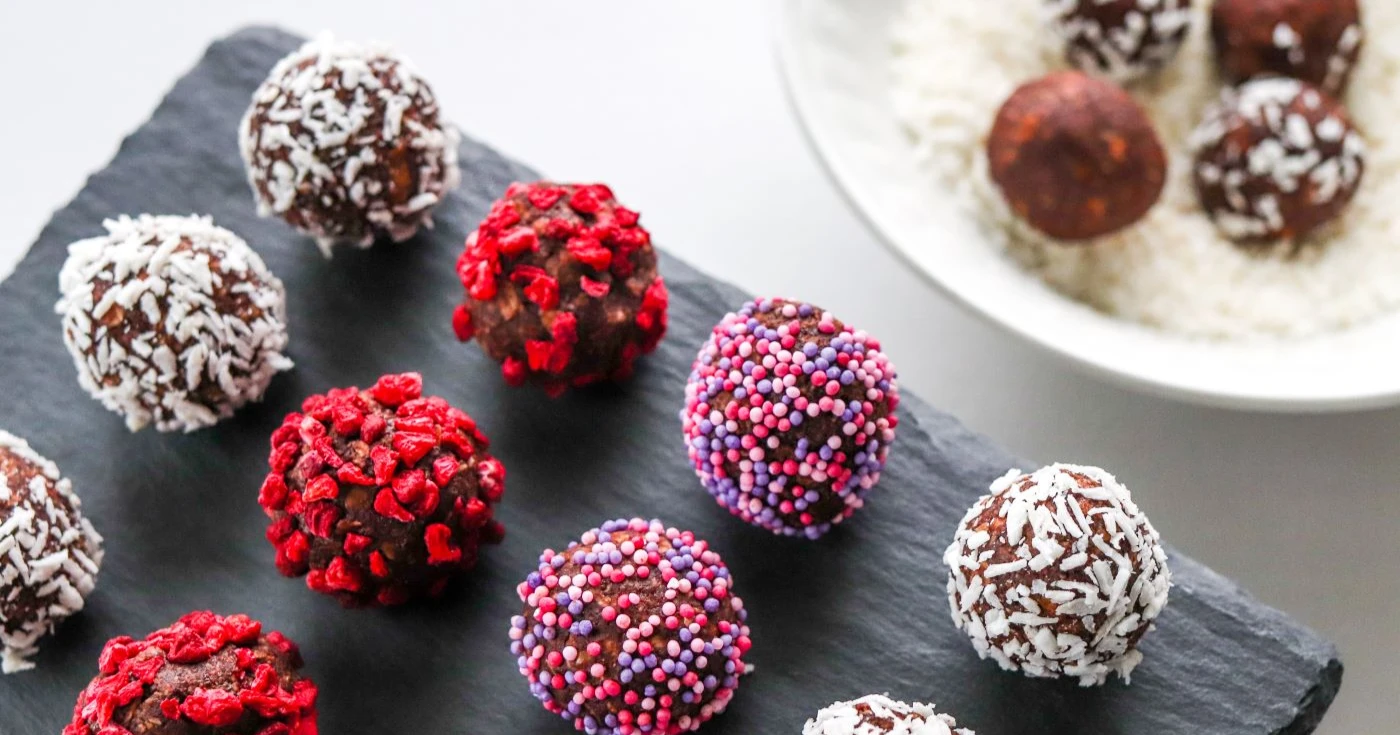 Suklaapallot, jotka on kuorrutettu eri värisillä päällysteillä.