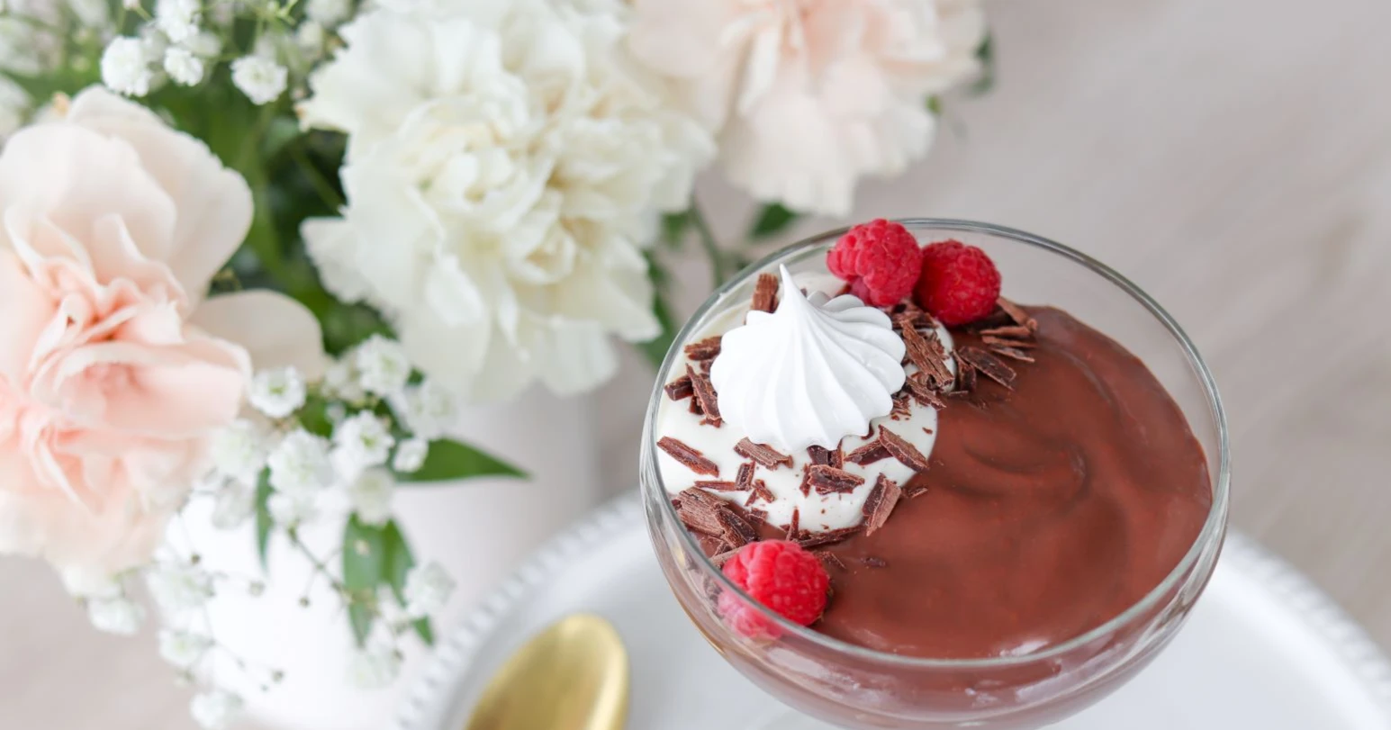 Itse tehty suklaavanukas jalallisessa lasikulhossa.