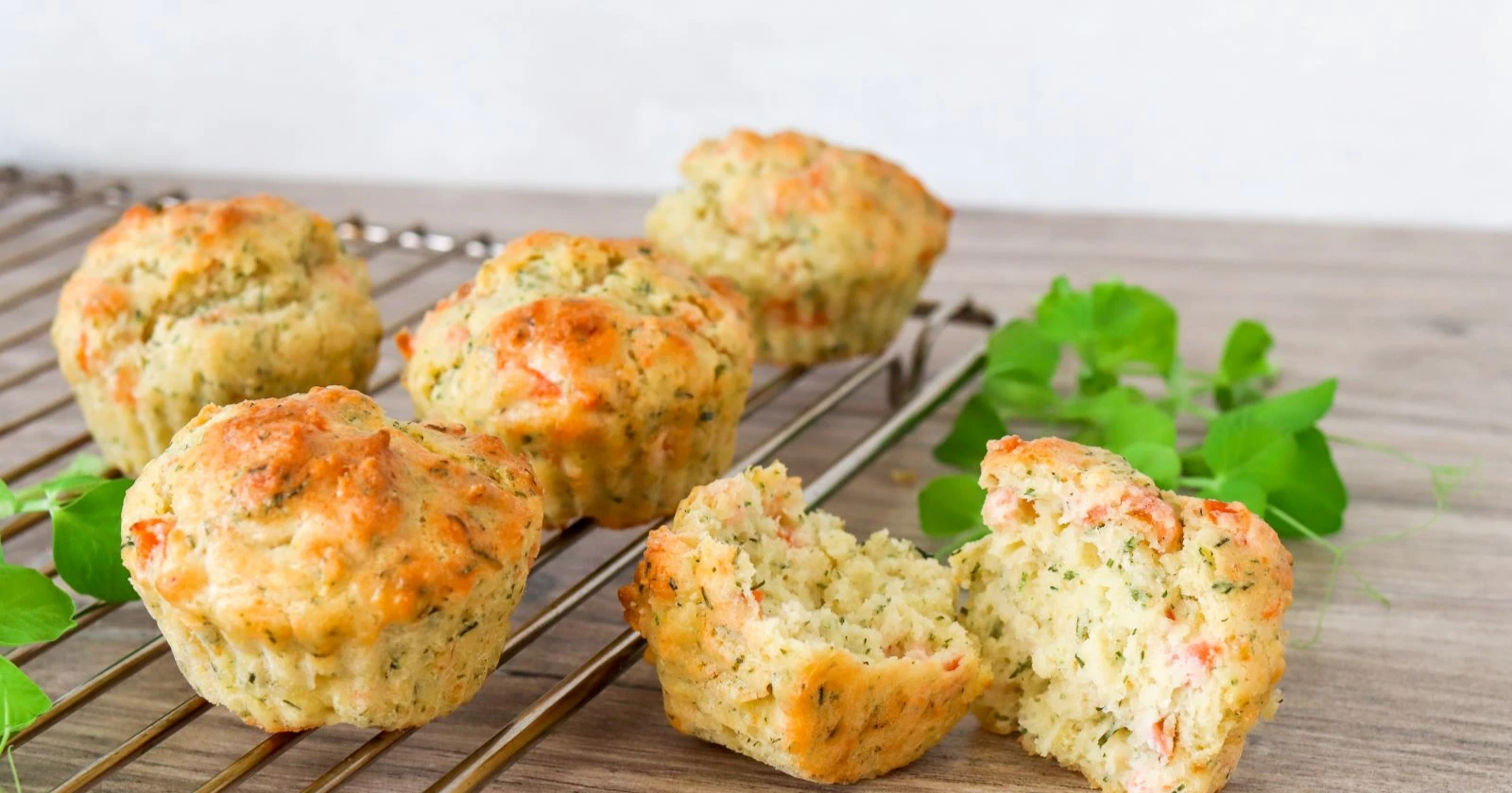 Suolaisia muffineja ritilän päällä.