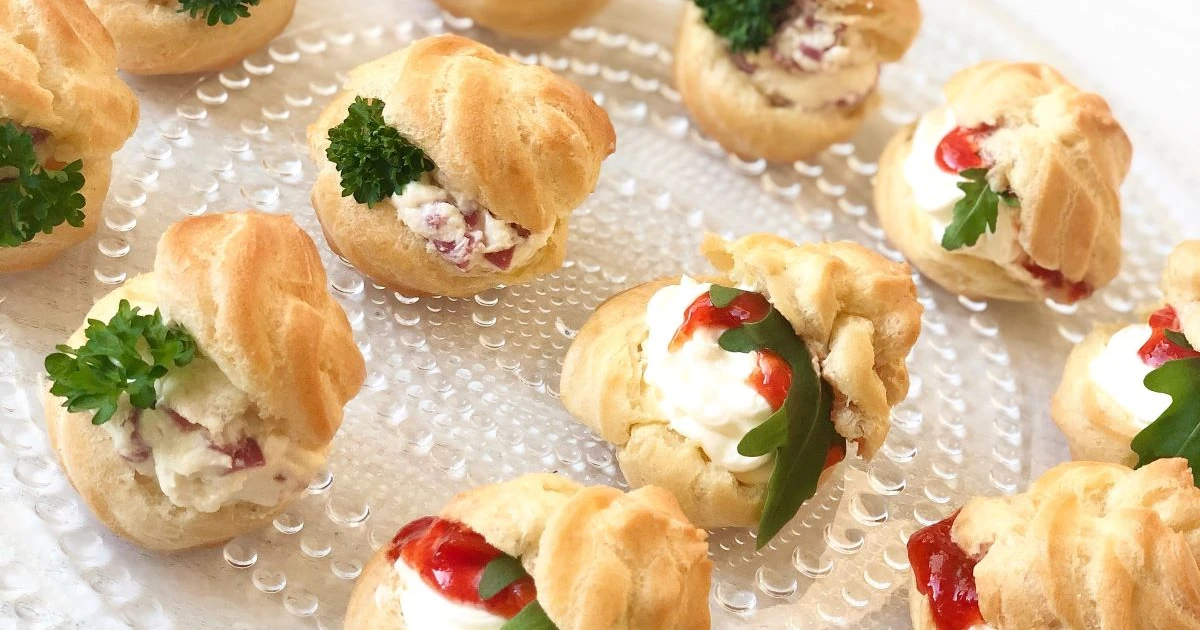 Suolaiset tuulihatut kahdella eri täytteellä täytettynä.