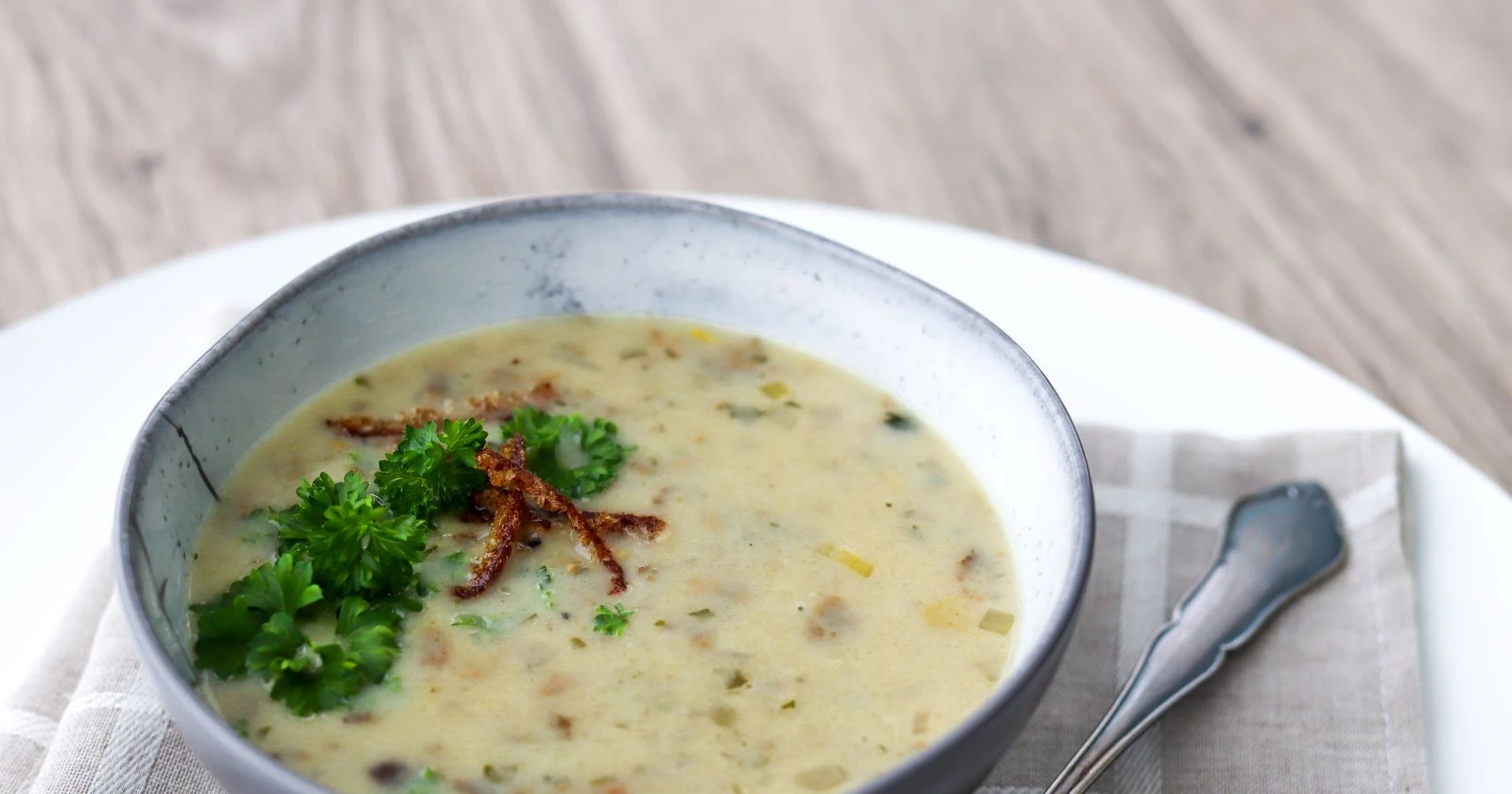 Suppilovahverokeitto persiljalla ja krutongeilla koristeltuna.