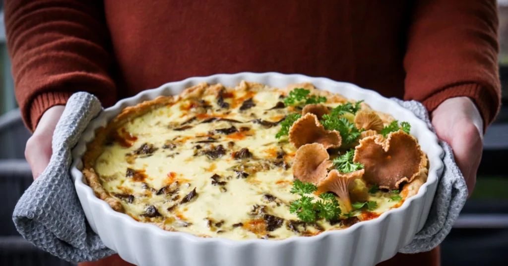 Suppilovahveropiirakka leipojan käsissä paistamisen jälkeen.