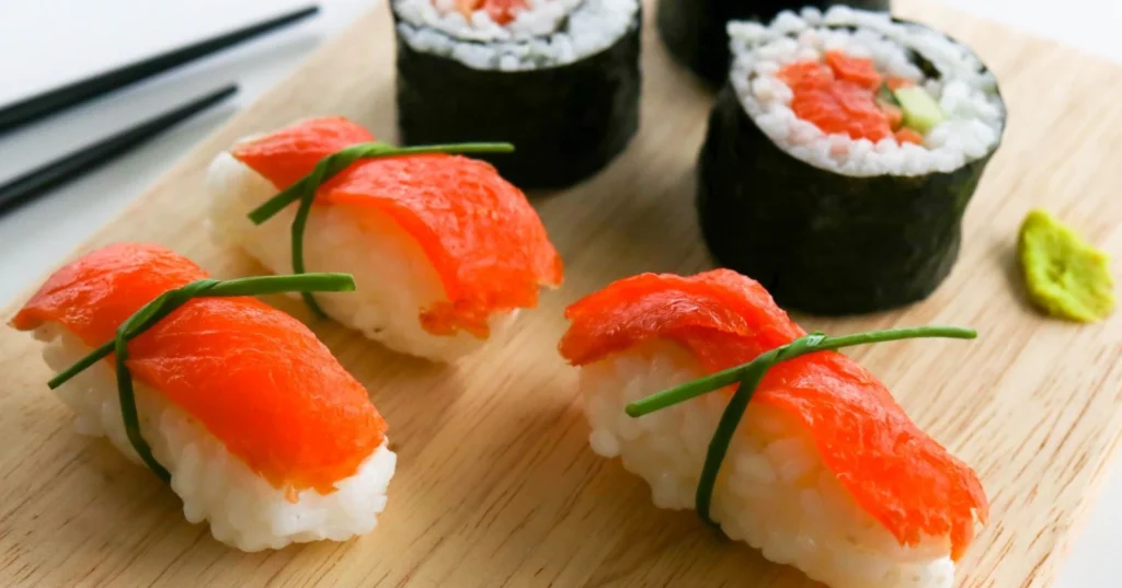 Nigiri-sushia leikkuulaudan päällä.