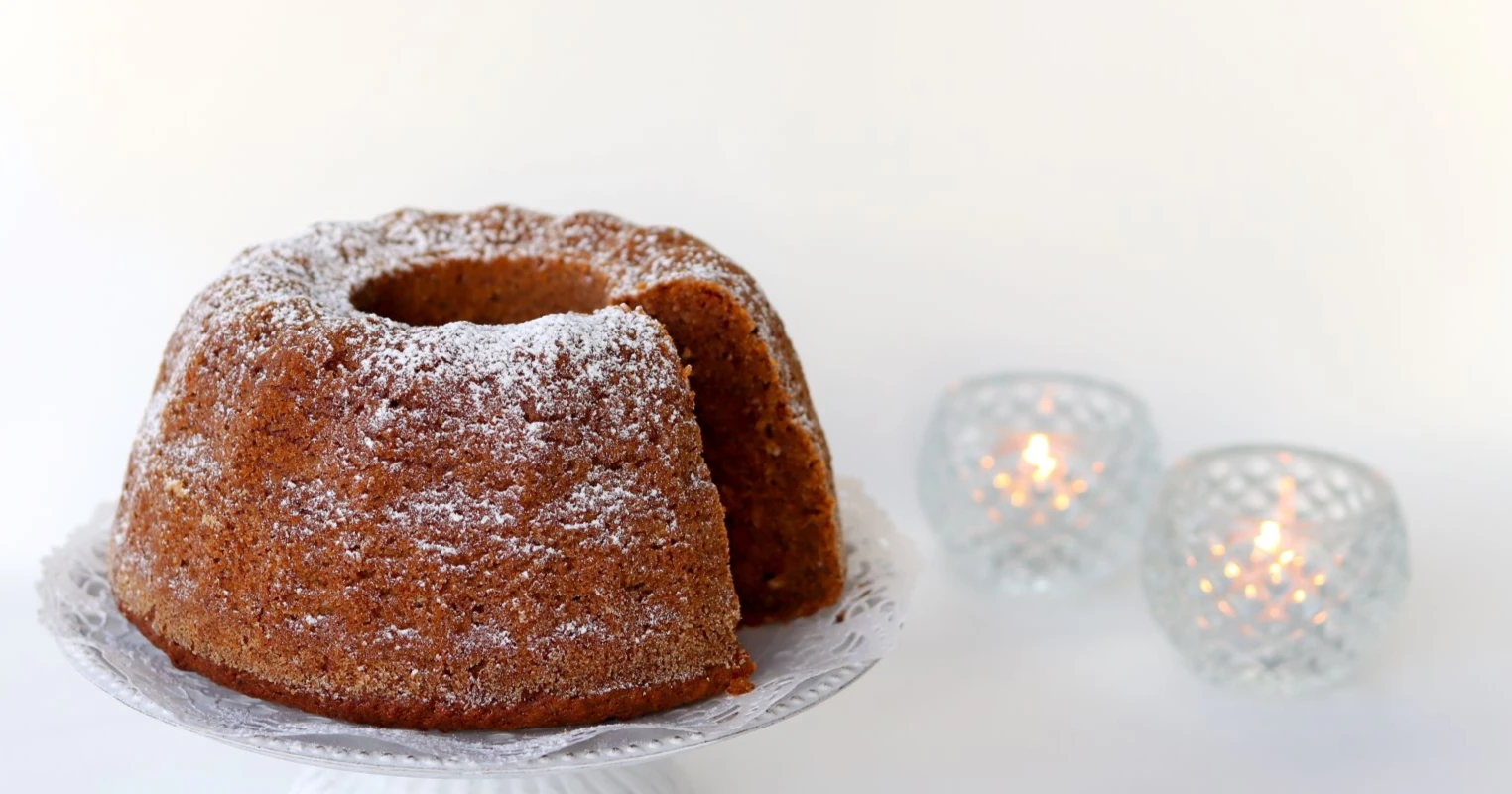 Gluteeniton taatelikakku ja pieniä kynttilöitä.