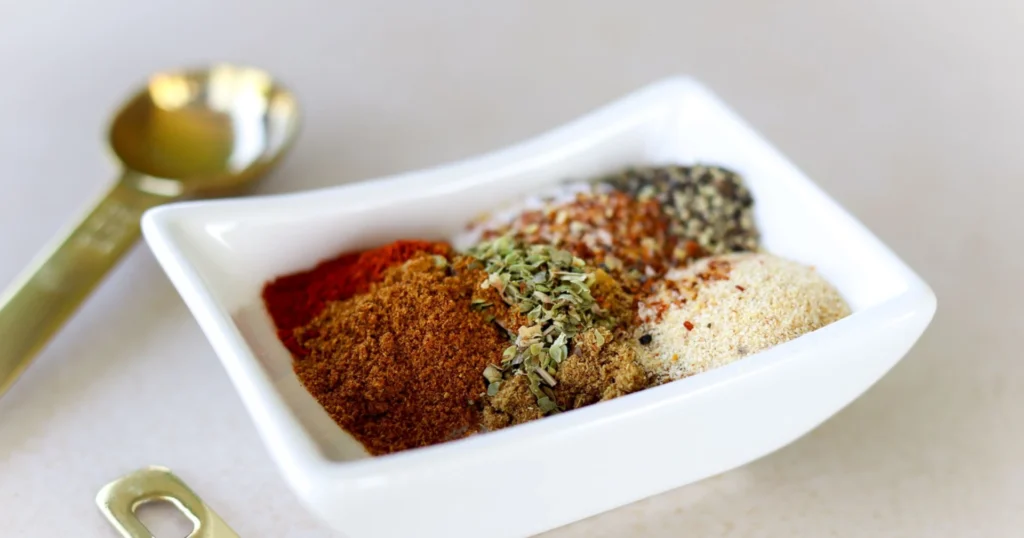 Tacomausteen ainekset mitattuna pieneen kulhoon.