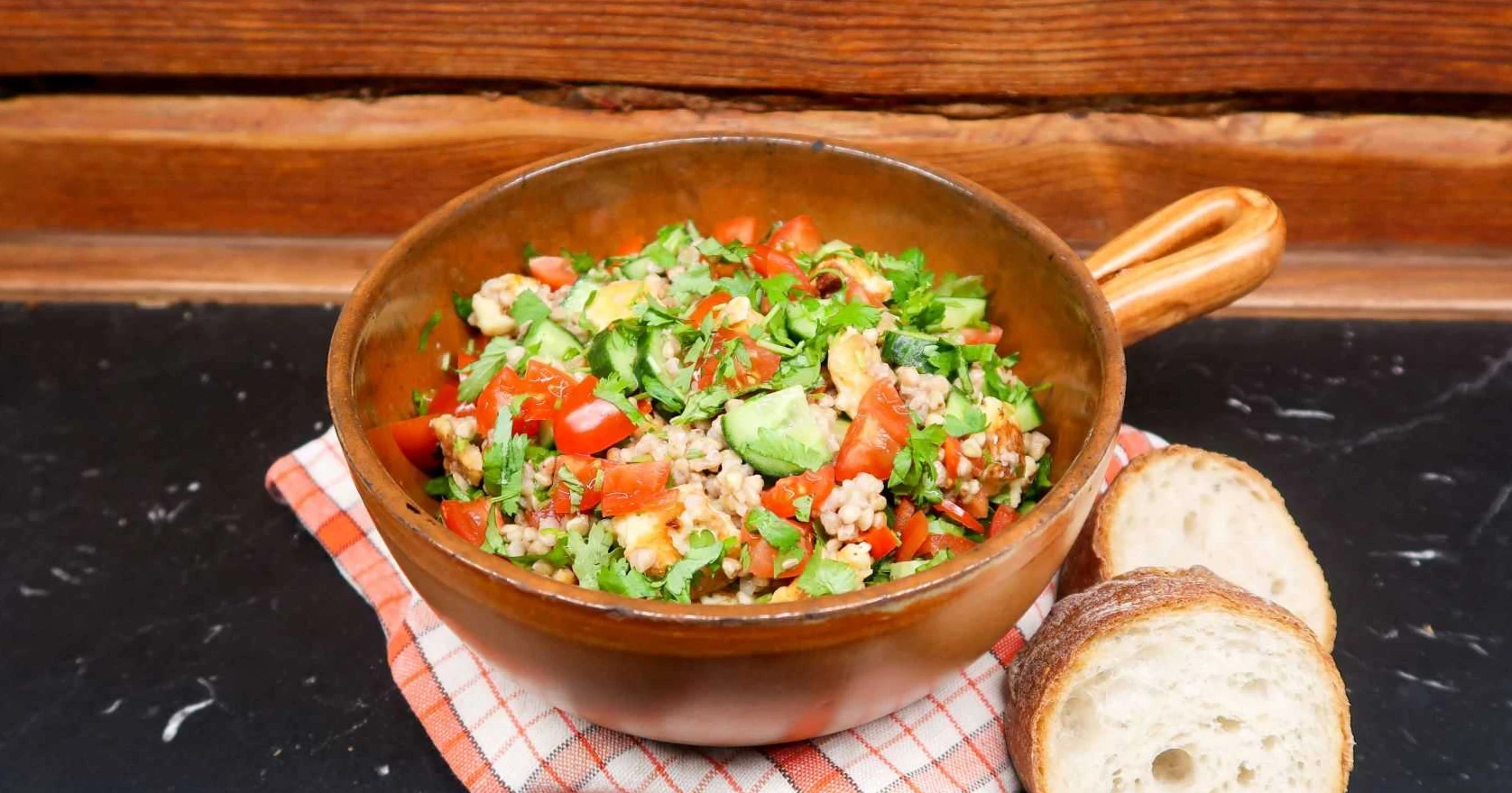 Tattarisalaatti ruskeassa kulhossa.