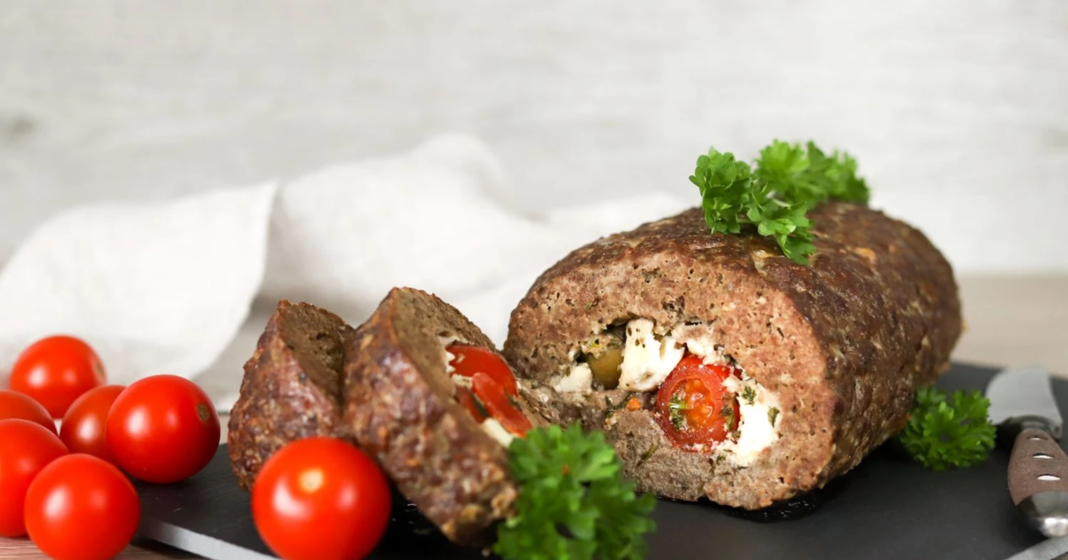 Täytetty mureke uunissa paistamisen jälkeen viipaleiksi leikattuna.