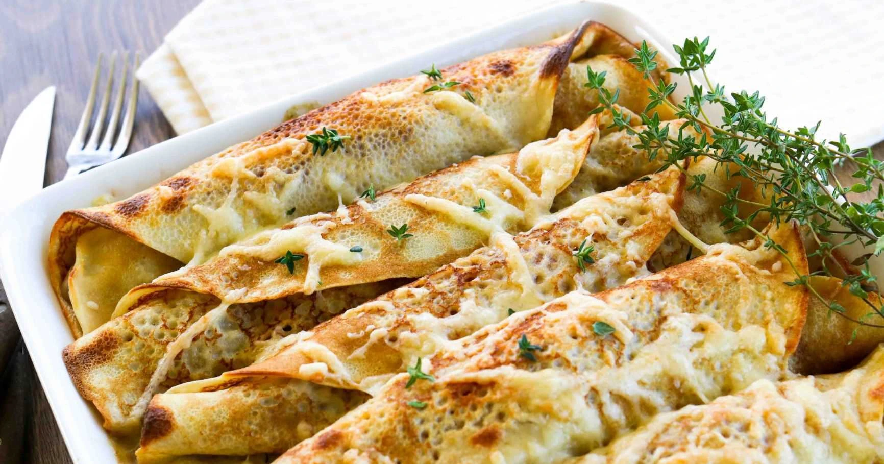 Jauhelihalla täytetyt letut vierekkäin vuoassa.