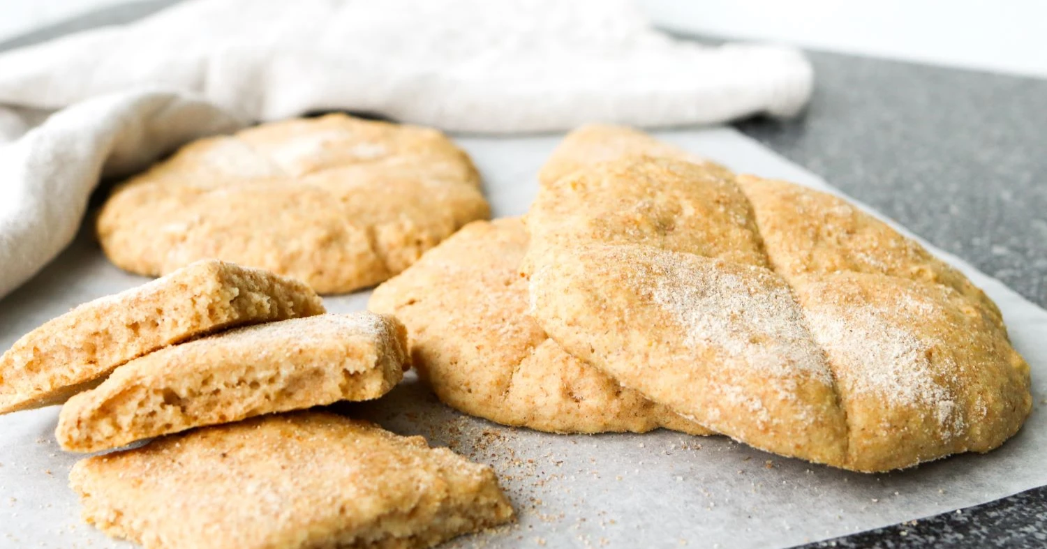 Veteen leivottuja teeleipiä paistamisen jälkeen.