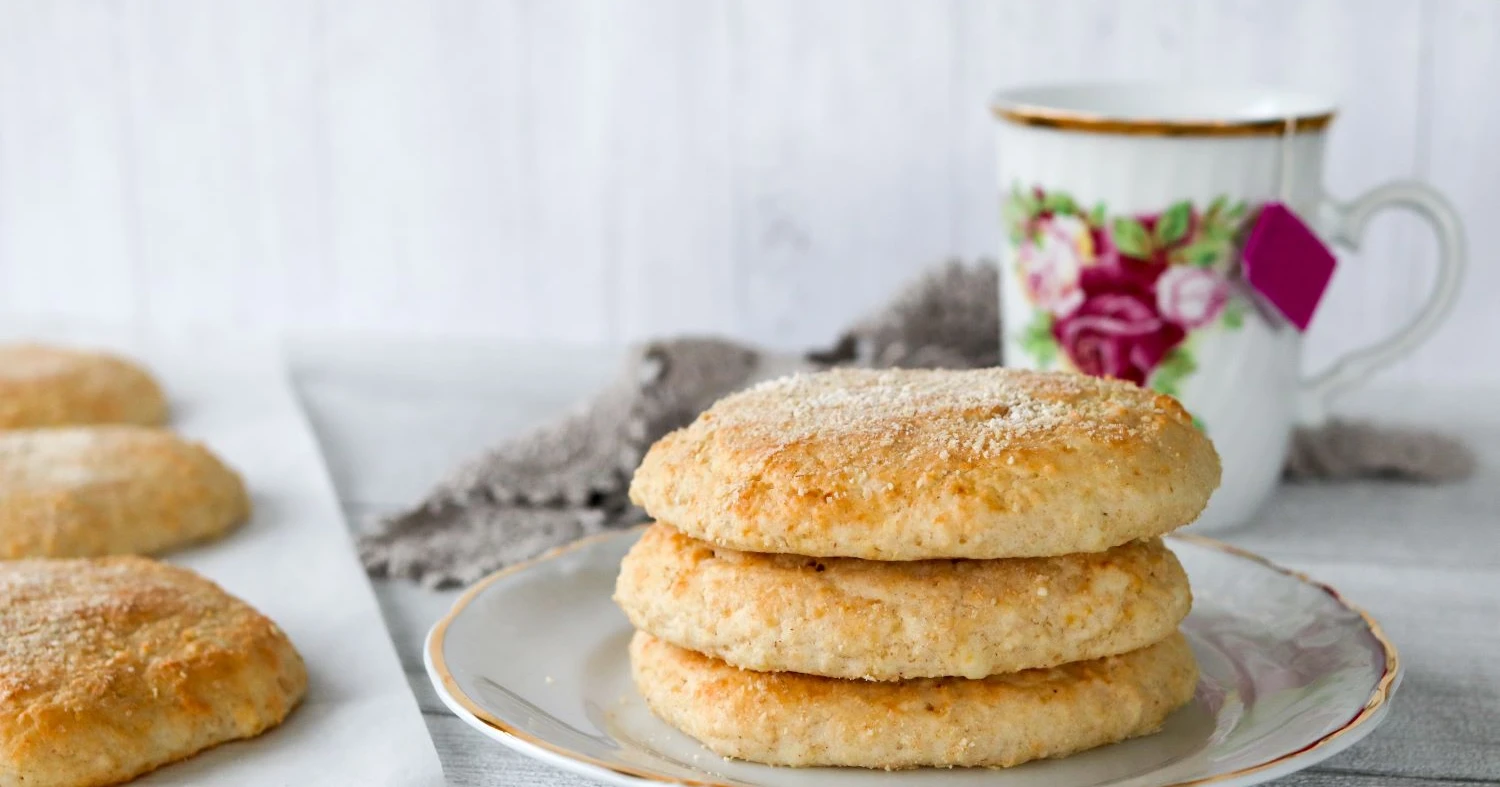 Gluteenittomat teeleivät kauniin kupin vierellä.