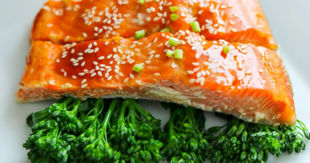 Teriyakilohi varsiparsakaalin kanssa lautasella.