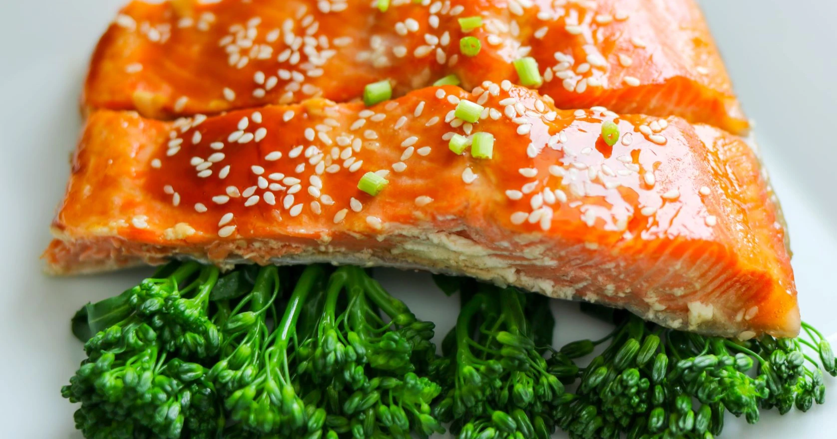 Teriyakilohi varsiparsakaalin kanssa lautasella.