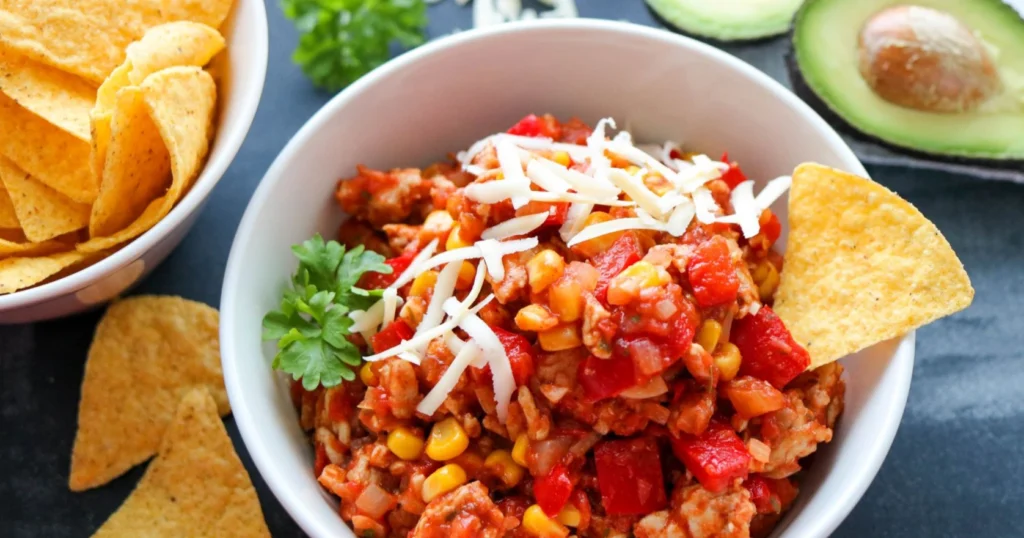 Texmex-henkistä broilerikastiketta nachojen kanssa.