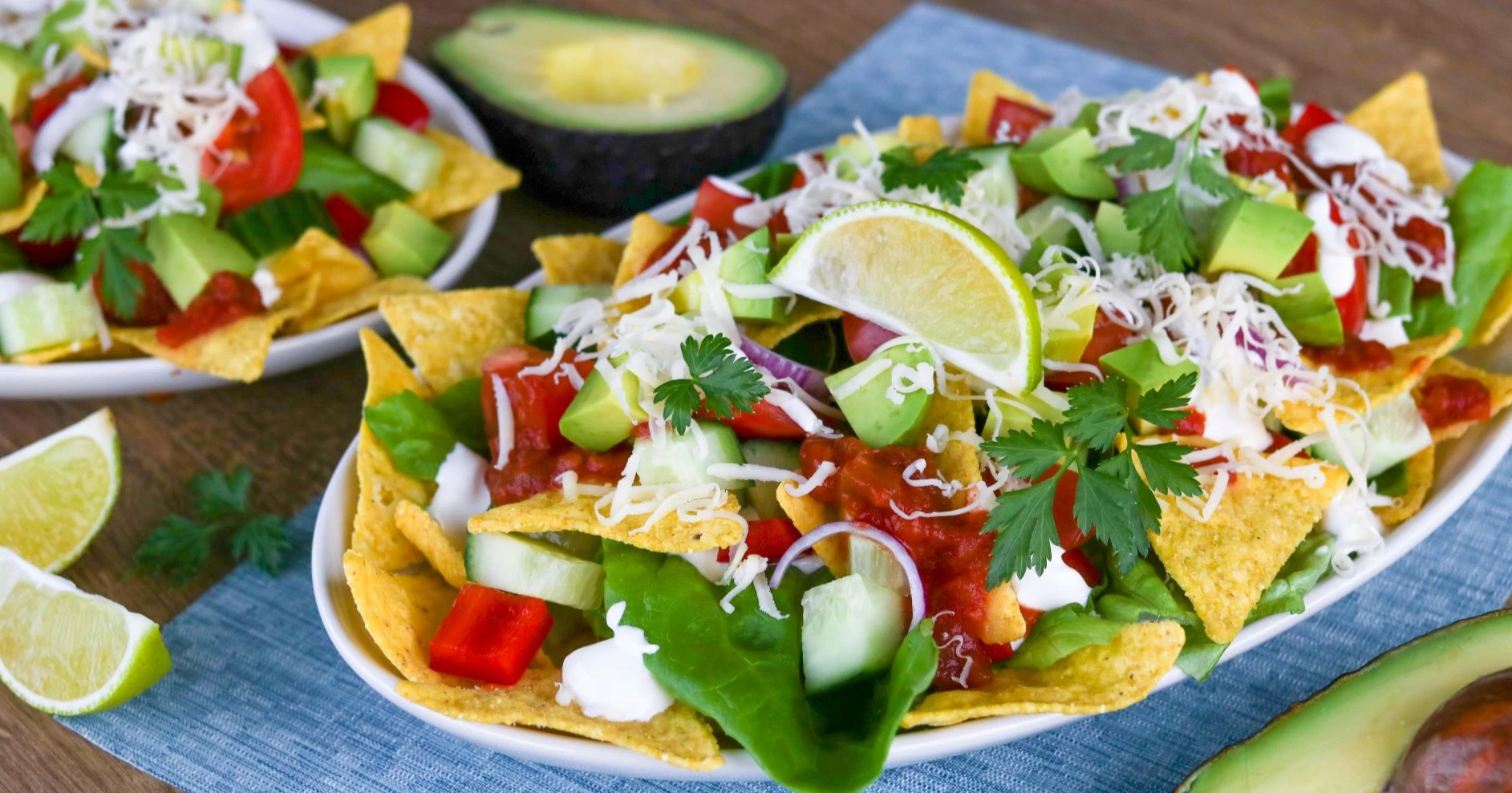 Värikäs texmex-salaatti soikealla lautasella.