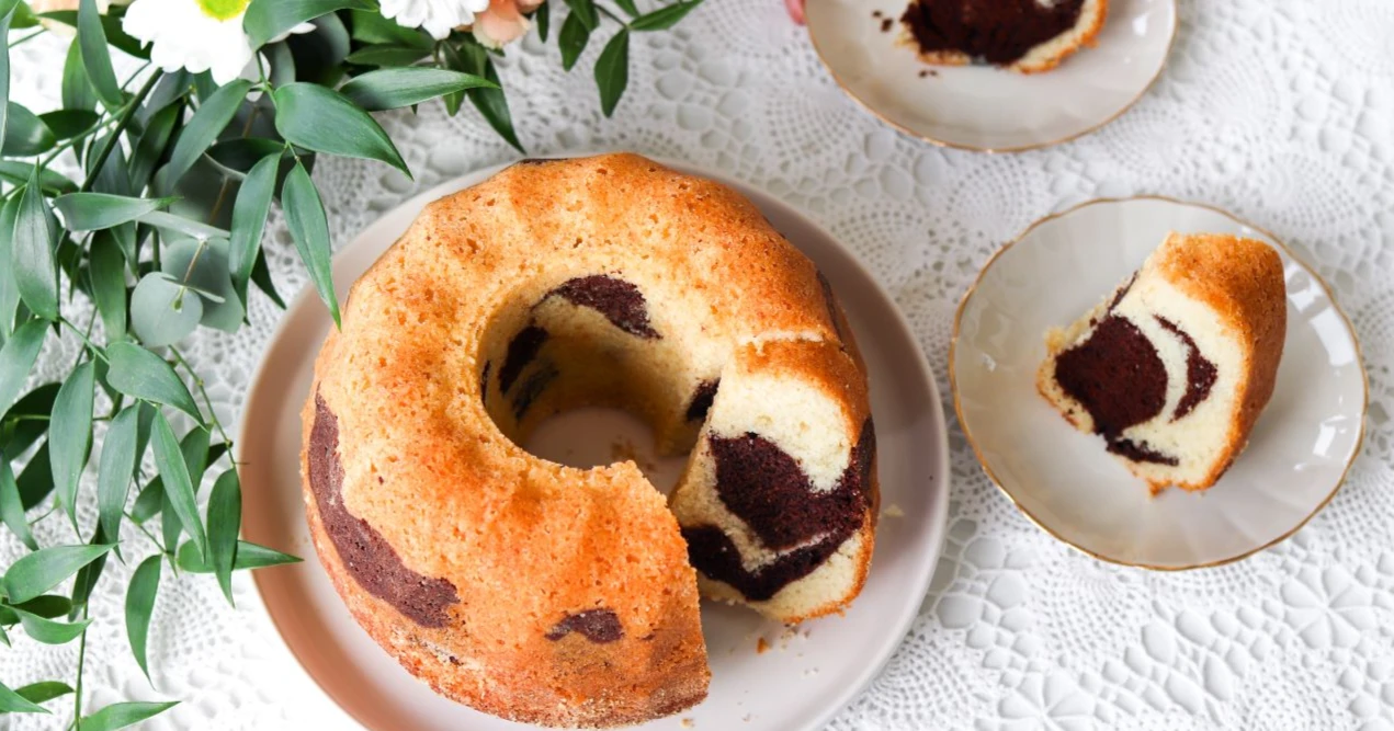 Tiikerikakku juhlavassa, kukin koristellussa kahvipöydässä.