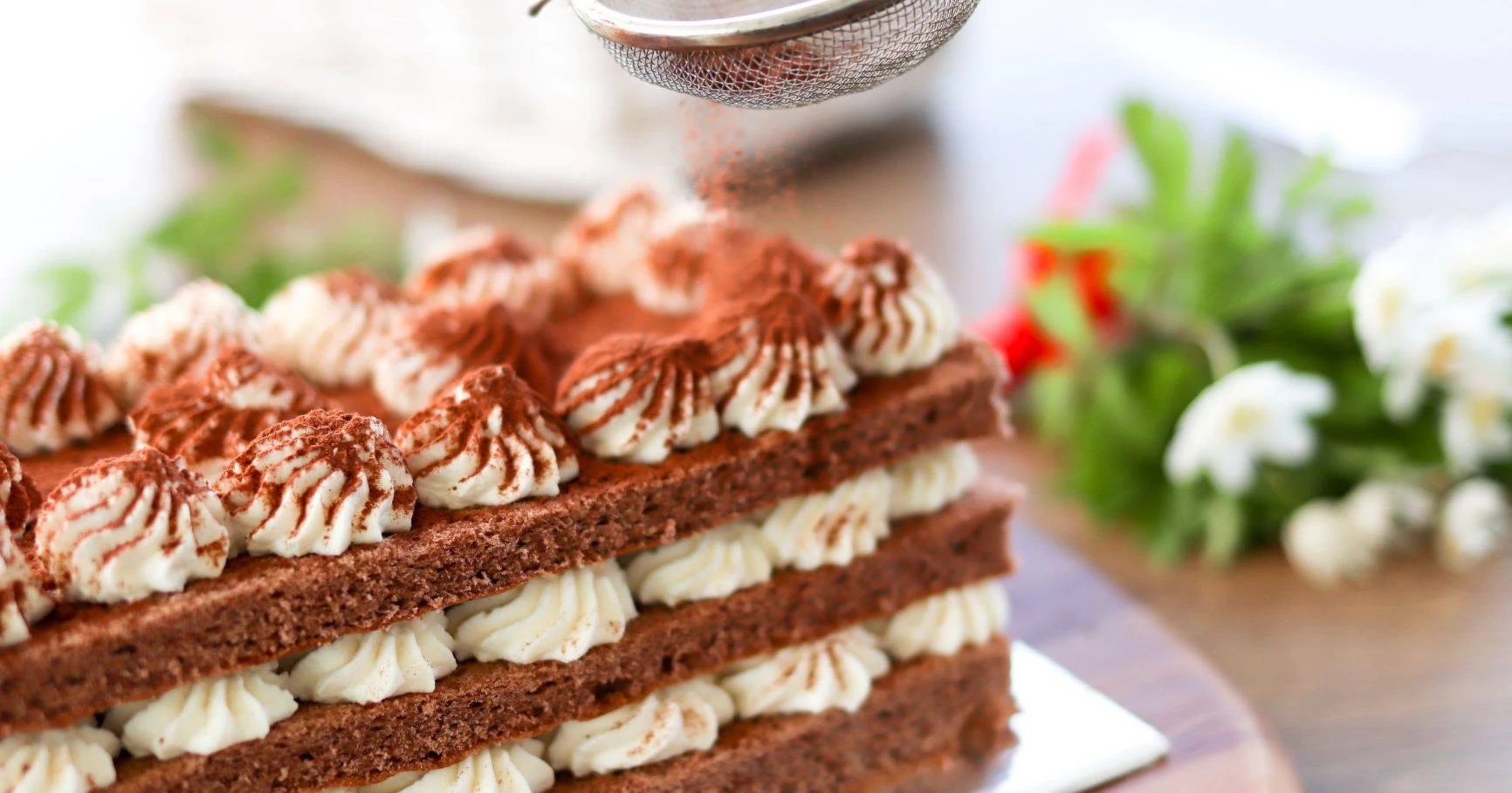 Tiramisukakku sekä kimppu valkovuokkoja.