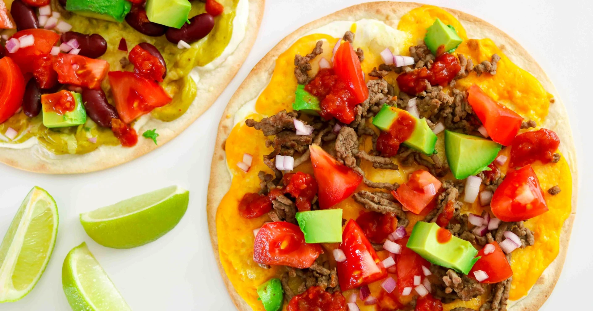 Tortillapohjien päälle koottuja tostadas-herkkuja.