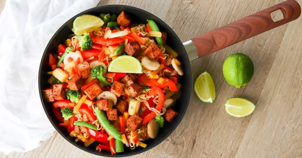 Tofuwokki tuoreen, halkaistun limen kera.