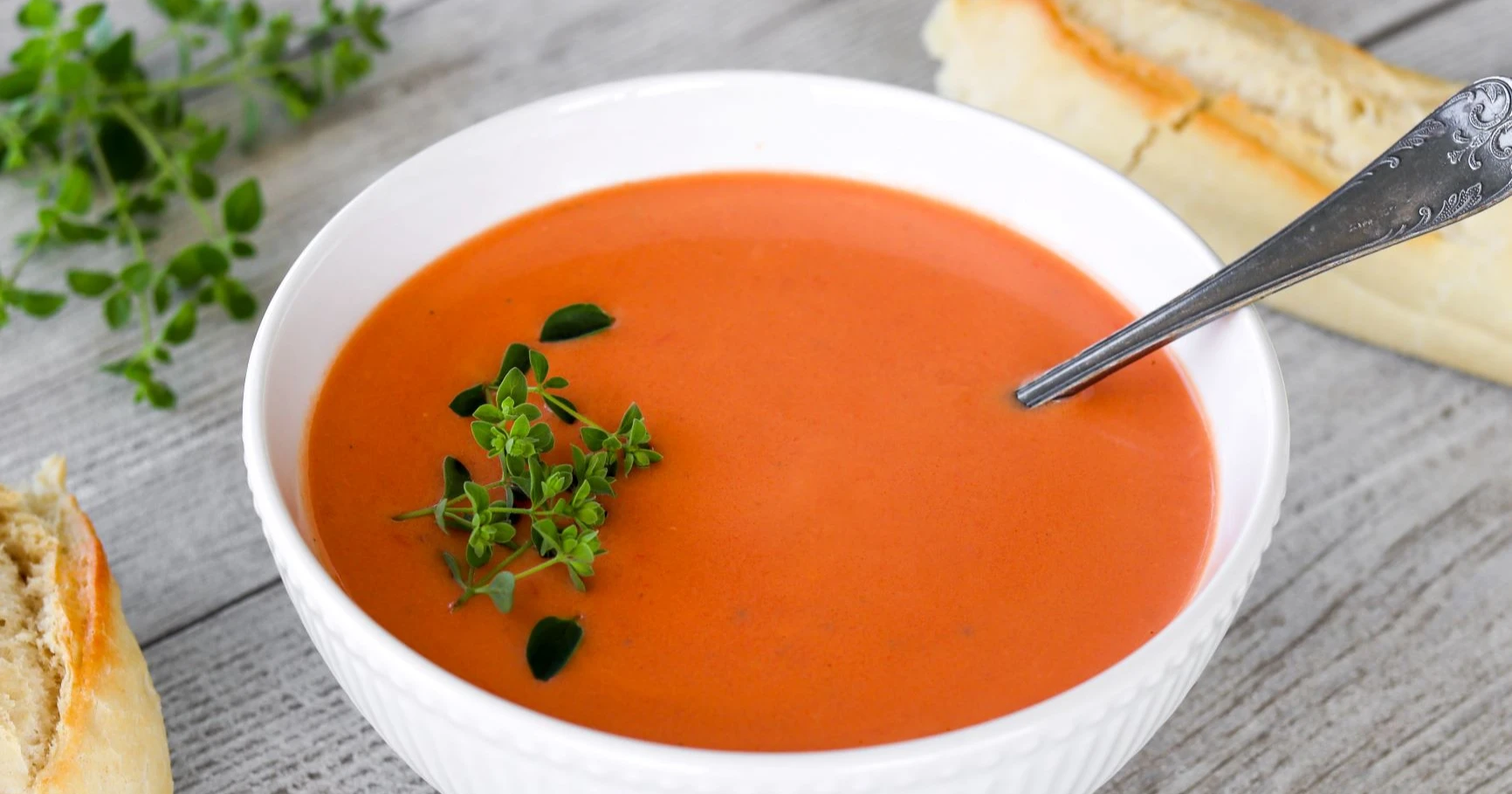 Tomaattikeitto tuoreen timjamin kera.