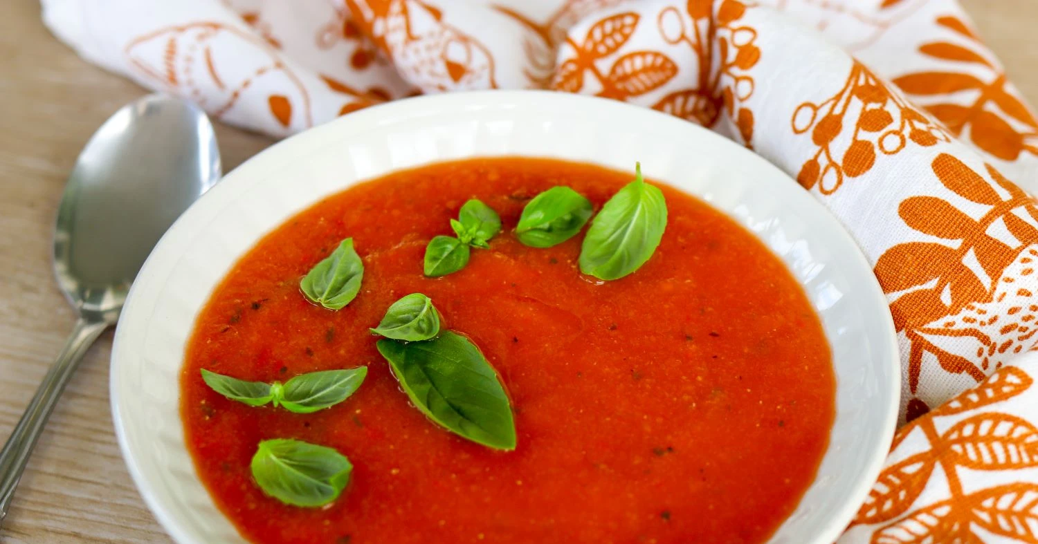 Tomaatti-linssikeittoa lautasella.