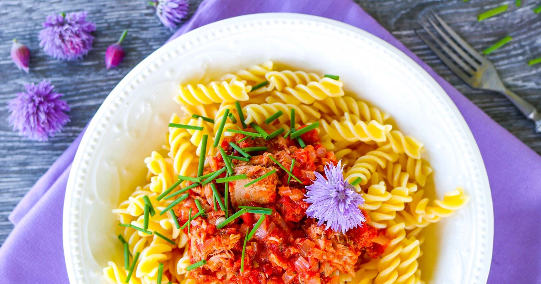 Tonnikalakastike pastan kanssa tuoreen ruohosipulin kera.