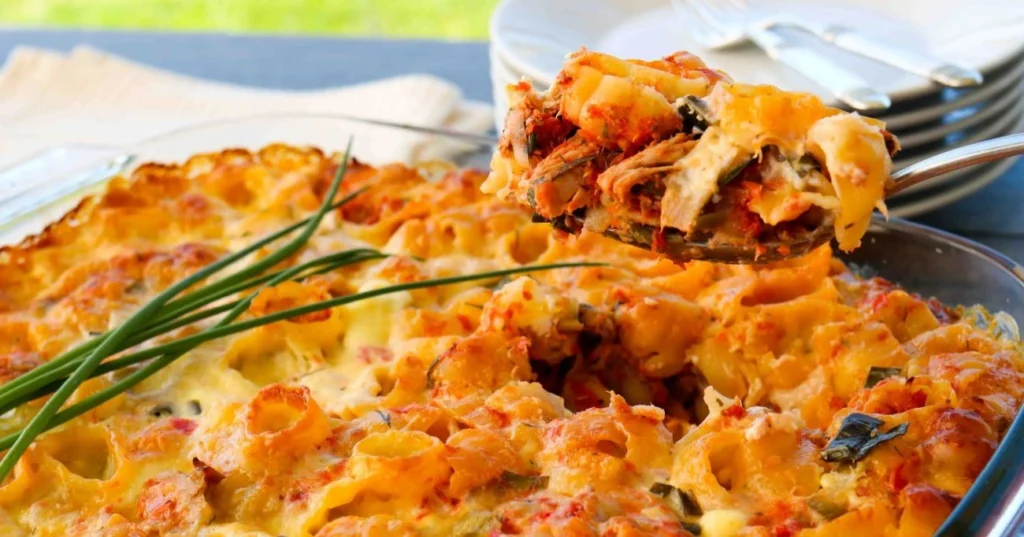 Tonnikalalasagnette lasisessa uunivuoassa.