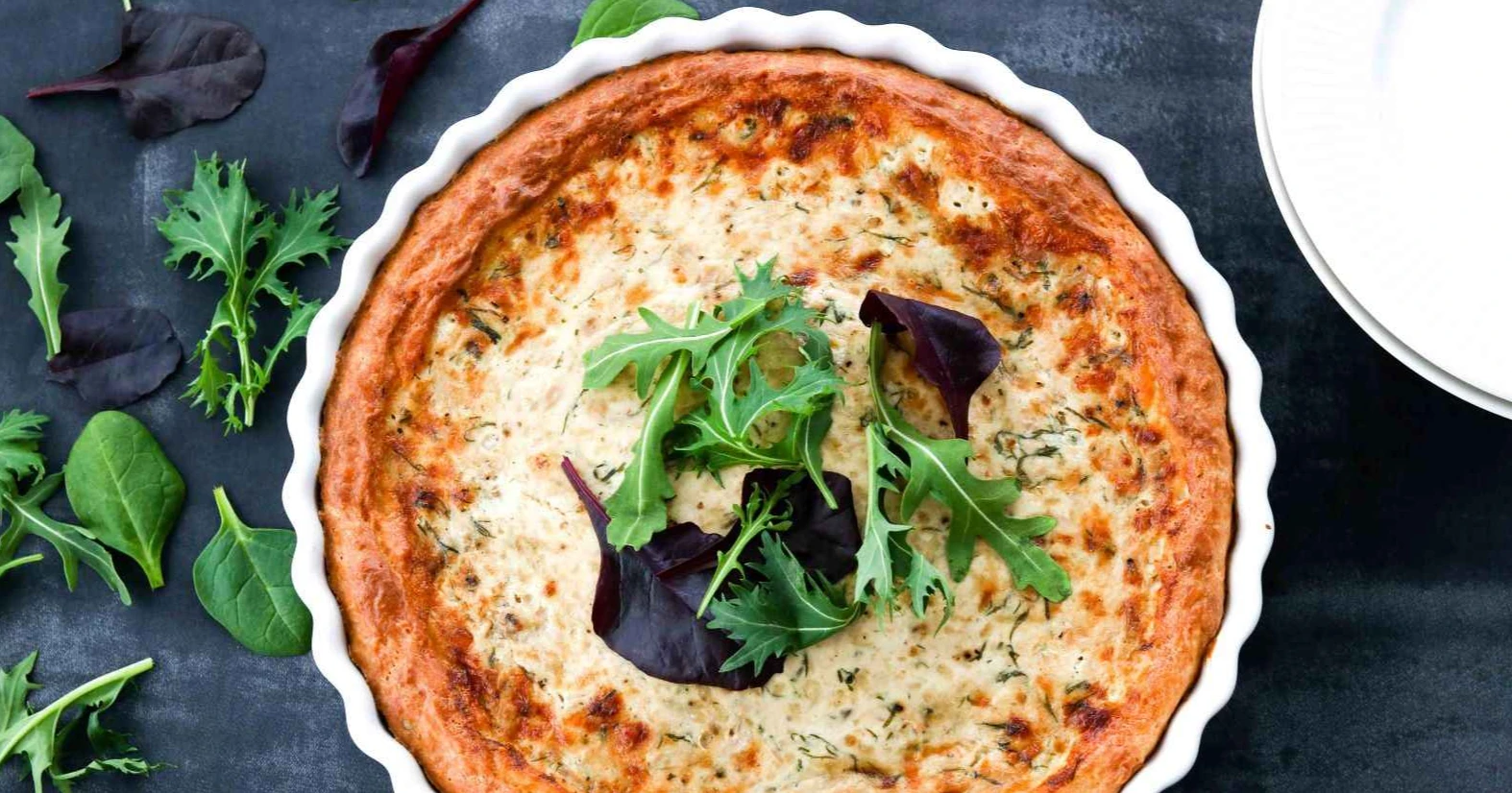 Tonnikalapiirakka tuoreen rucolan kanssa.