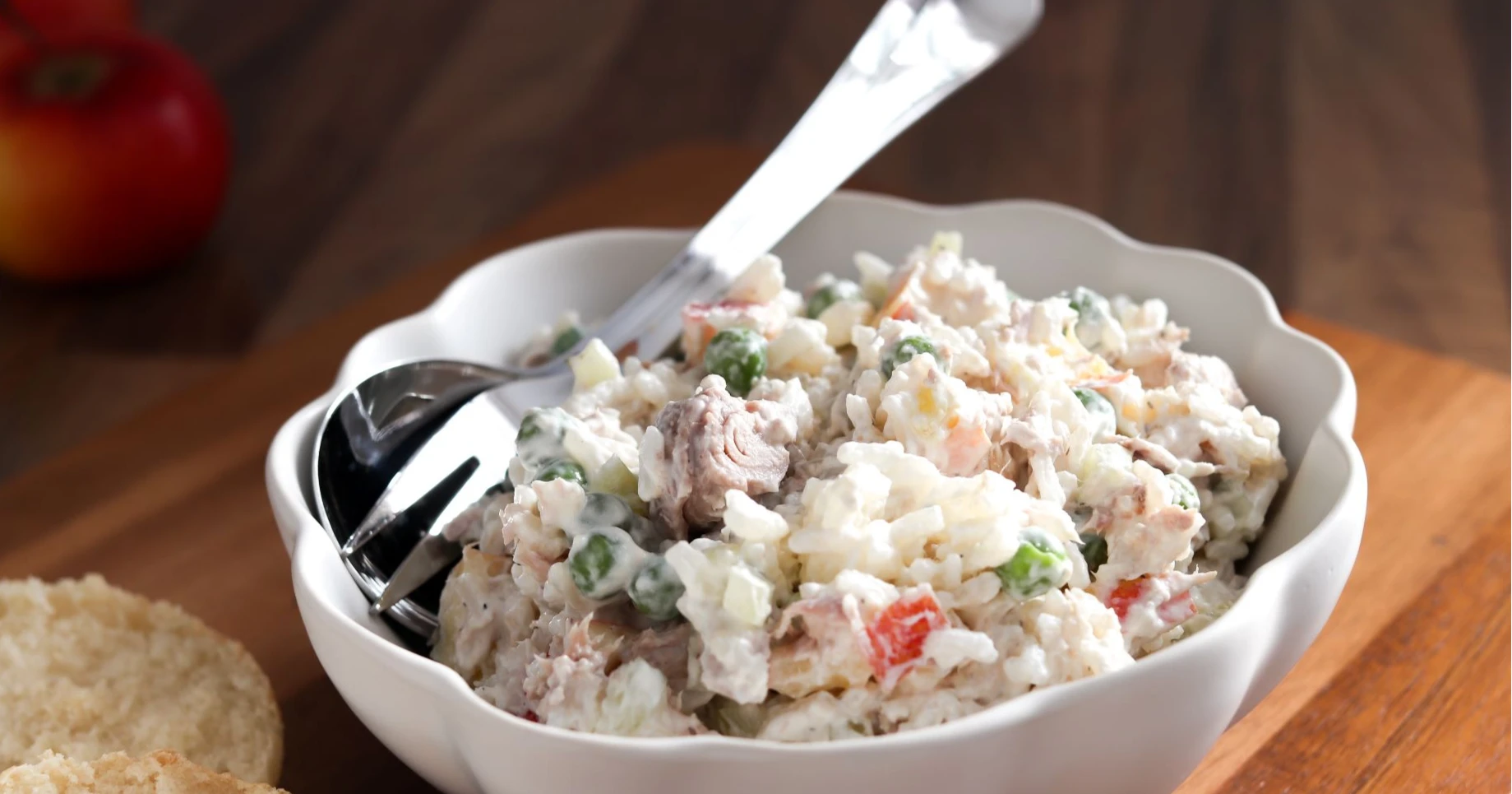 Tonnikalasalaatti tarjolla valkoisessa, aaltoreunaisessa kulhossa