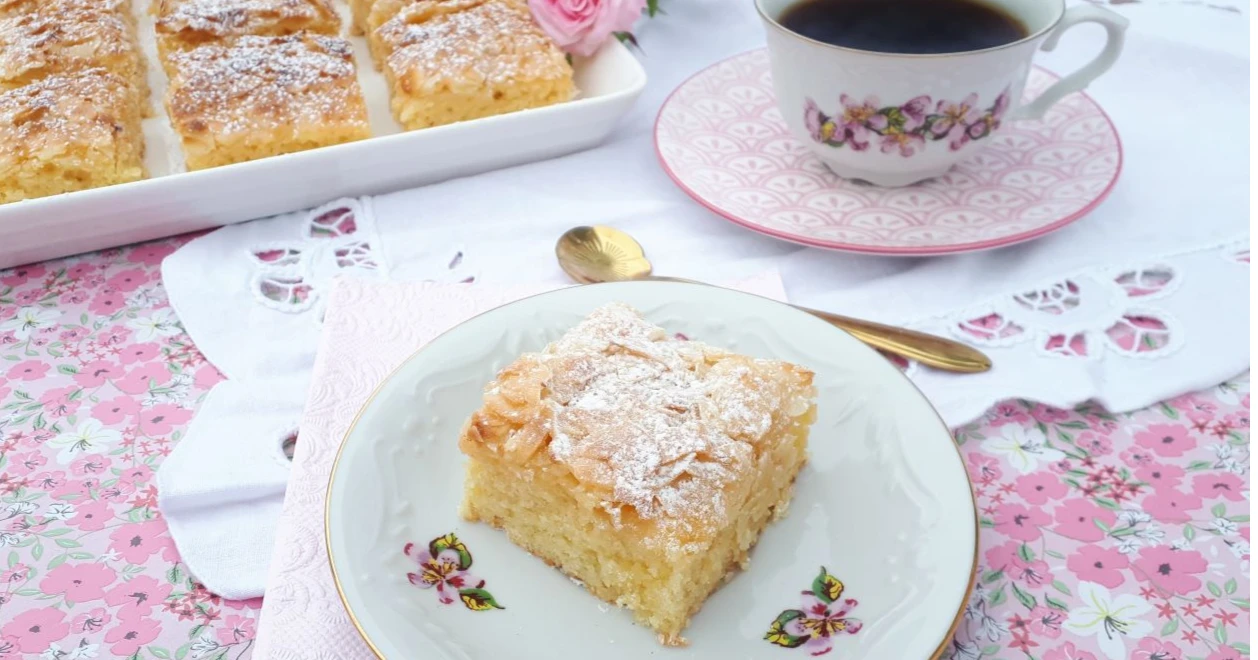 Toscapiirakka lautasella kahvikupillisen kera.