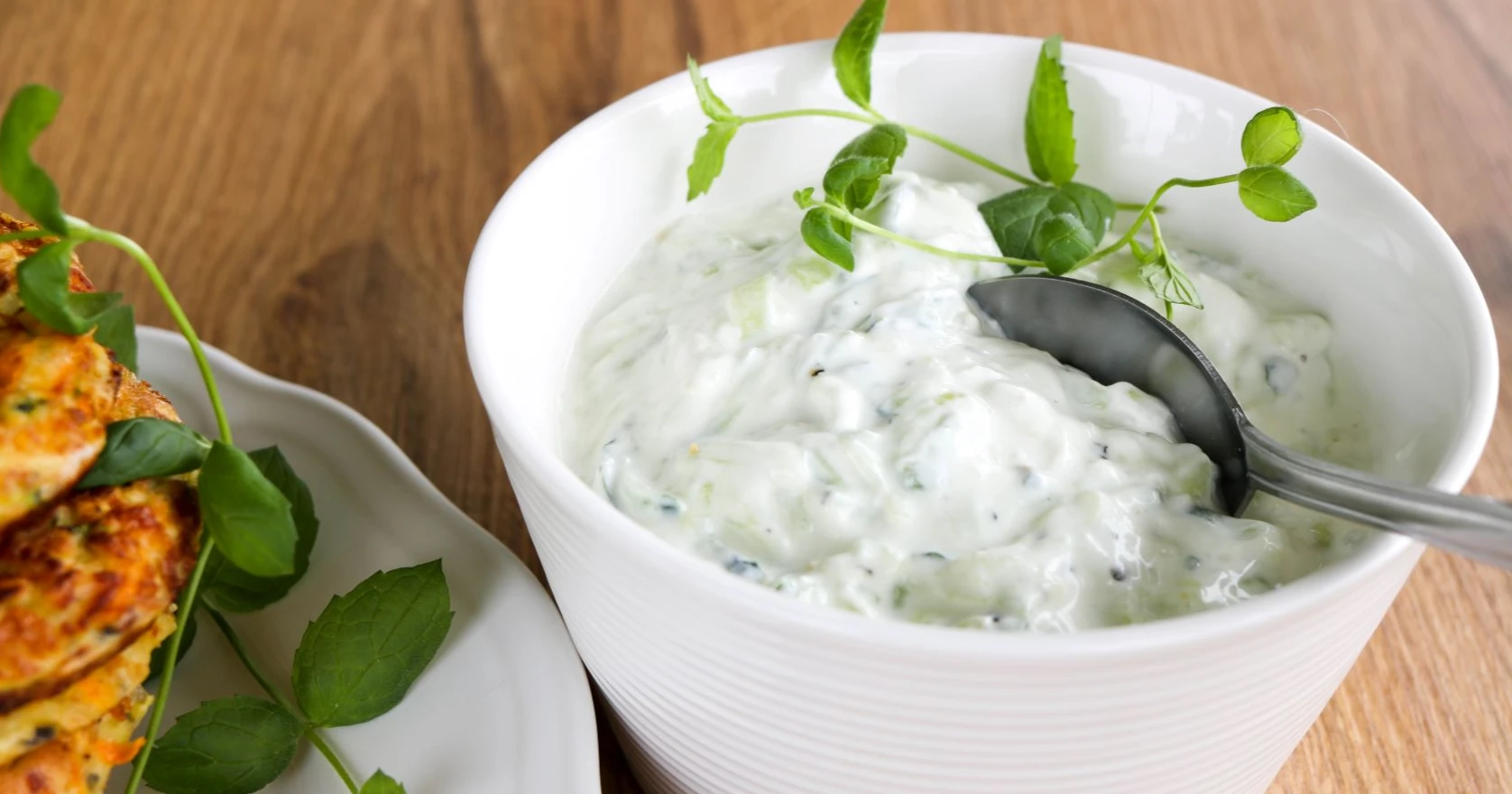 Tsatsiki tuoreella mintulla koristeltuna.