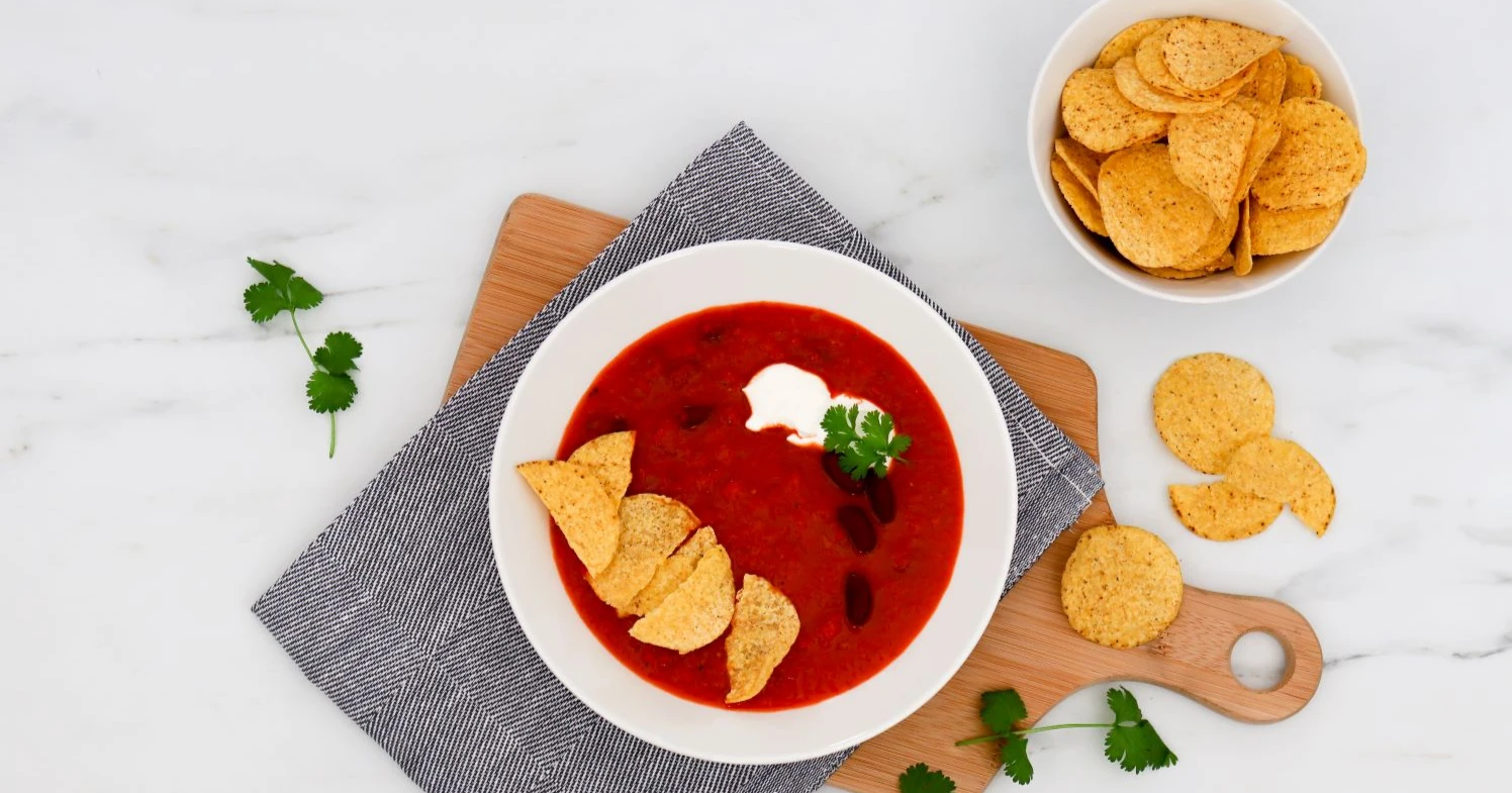 Tulinen keitto nachojen ja korianterin kanssa.