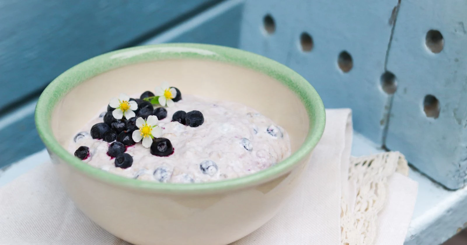 Tuorepuuro tekeytyy muutaman tunnin jääkaapissa.