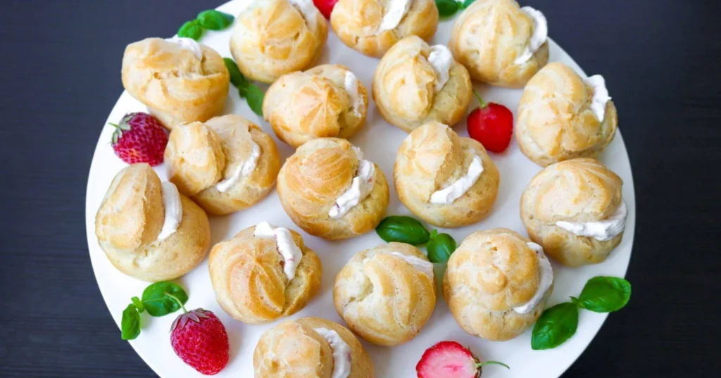 Makeat tuulihatut mansikkatäytteellä valkoisella lautasella