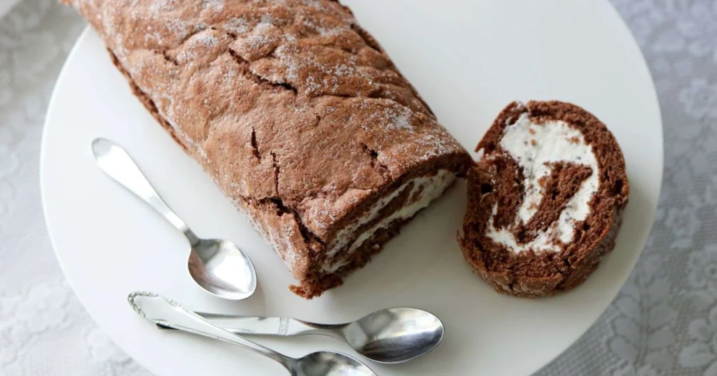 Unelmatorttu viipalointivalmiina tarjoilulautasella.