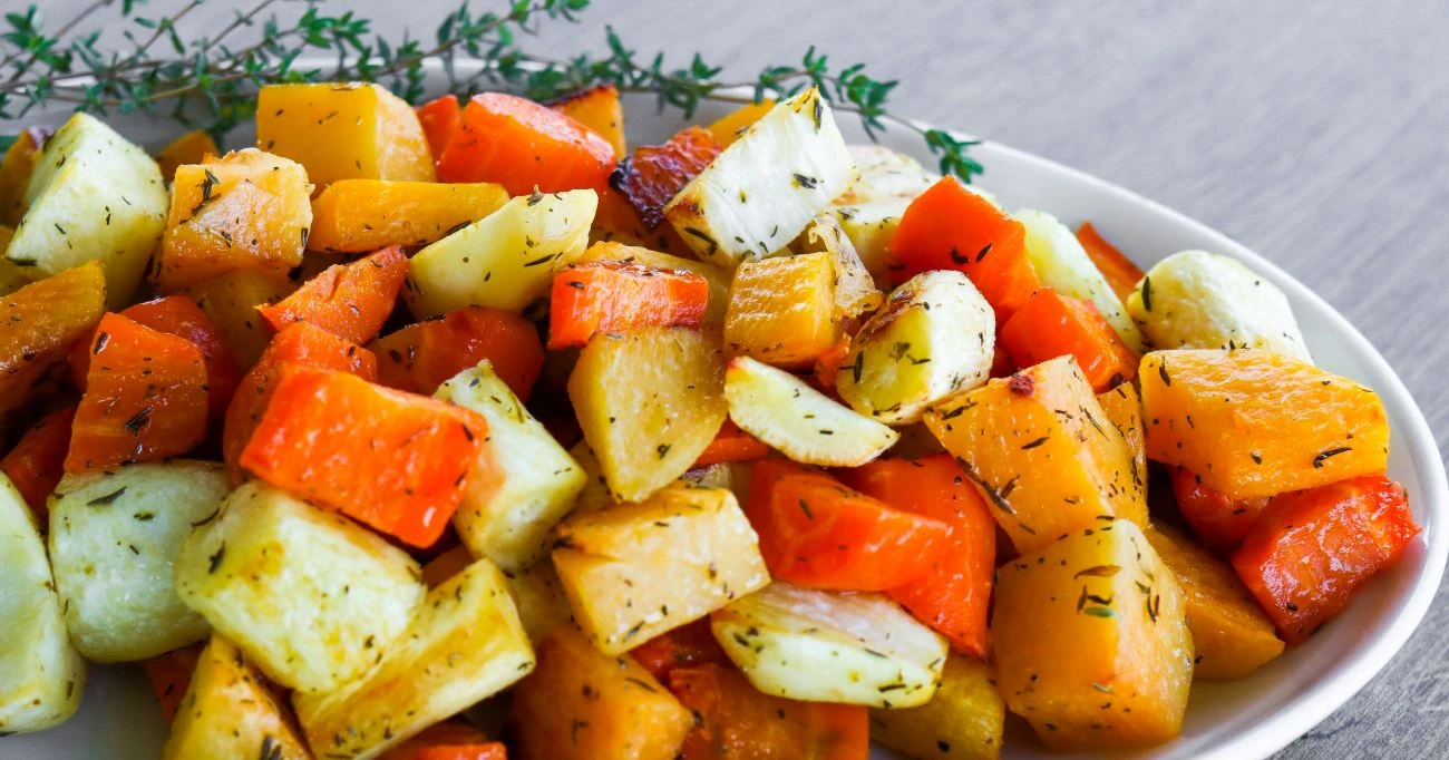 Uunijuurekset tarjoiluvadilla uunissa paistamisen jälkeen.