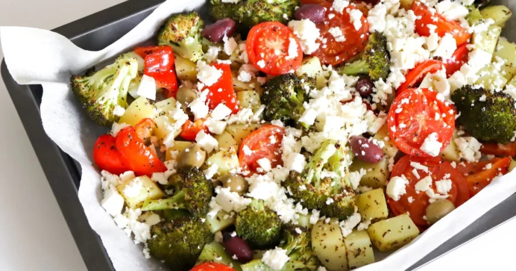 Uunikasviksia pellillä fetan kanssa.