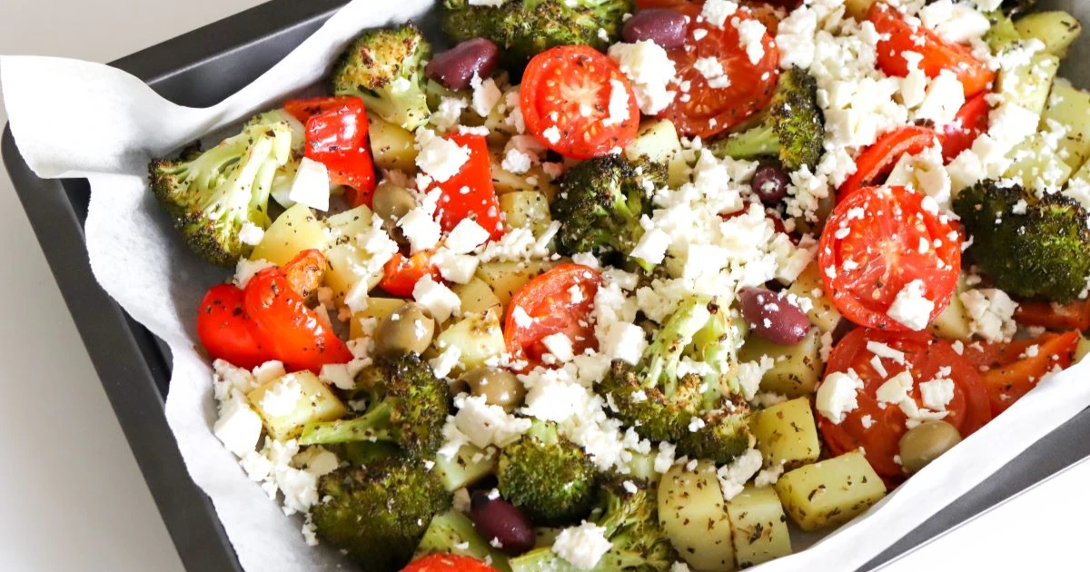 Uunikasviksia pellillä fetan kanssa.