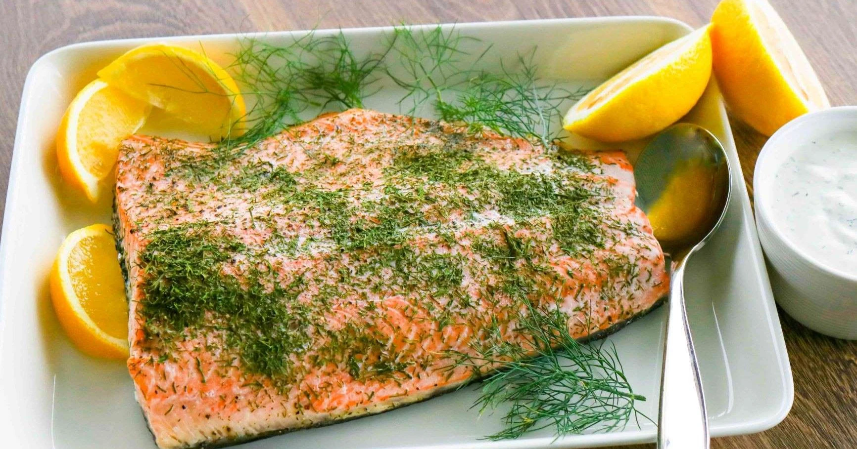 Uunilohi tarjolla ilman kermaa.