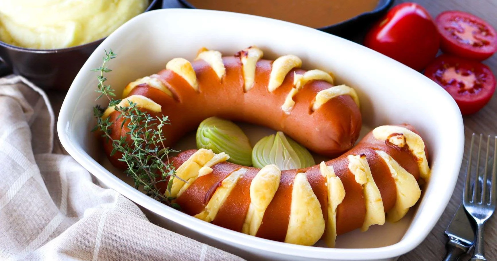 Uunimakkaraa juustolla uunivuoassa.