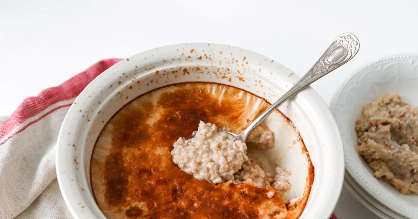 Uuniohrapuuroa valkoisessa uunivuoassa, jossa on täpliä.