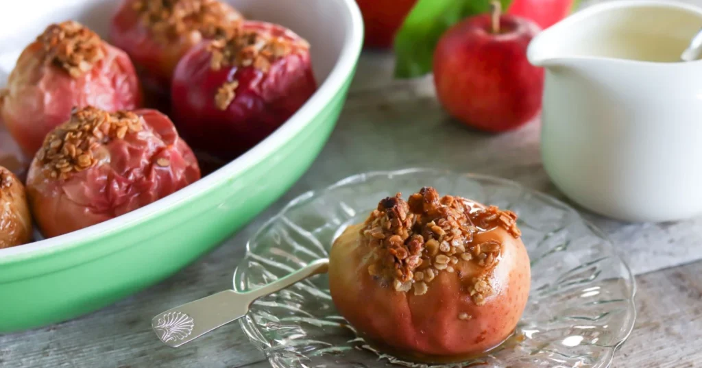 Uuniomenat vuoassa sekä lautasella vaniljakastikkeen kera.