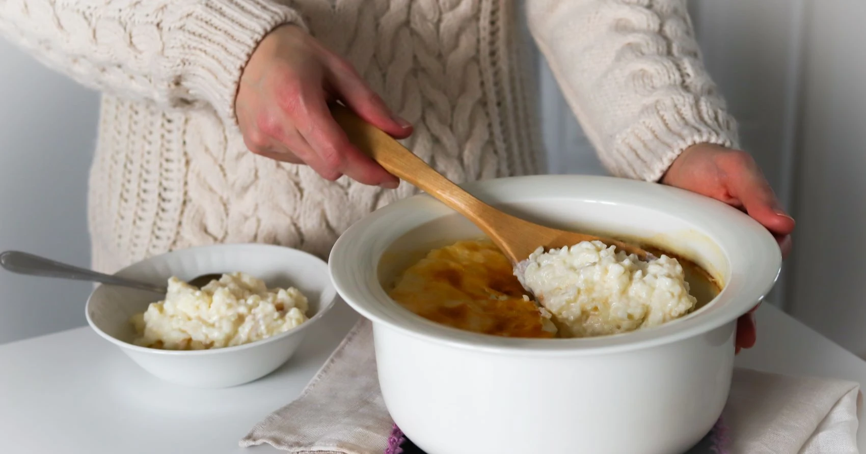 Uuniriisipuuro, jota otetaan vuoasta kauhalla.