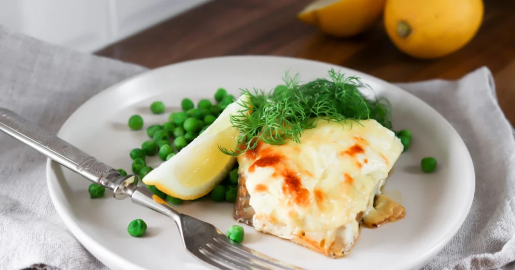 Helppo uuniseiti lautasella paistamisen jälkeen