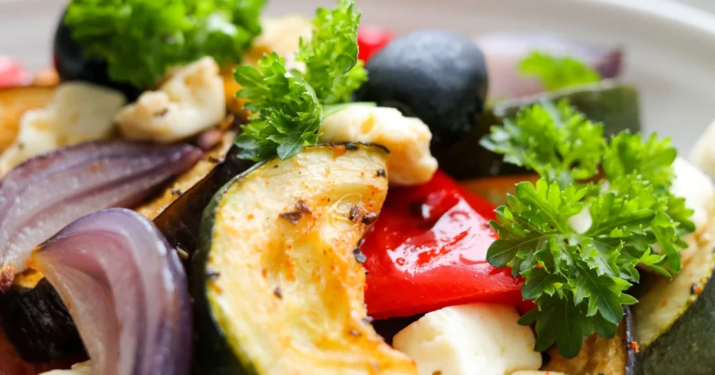 Värikkäitä Välimeren tapaan maustettuja kasviksia paistamisen jälkeen.