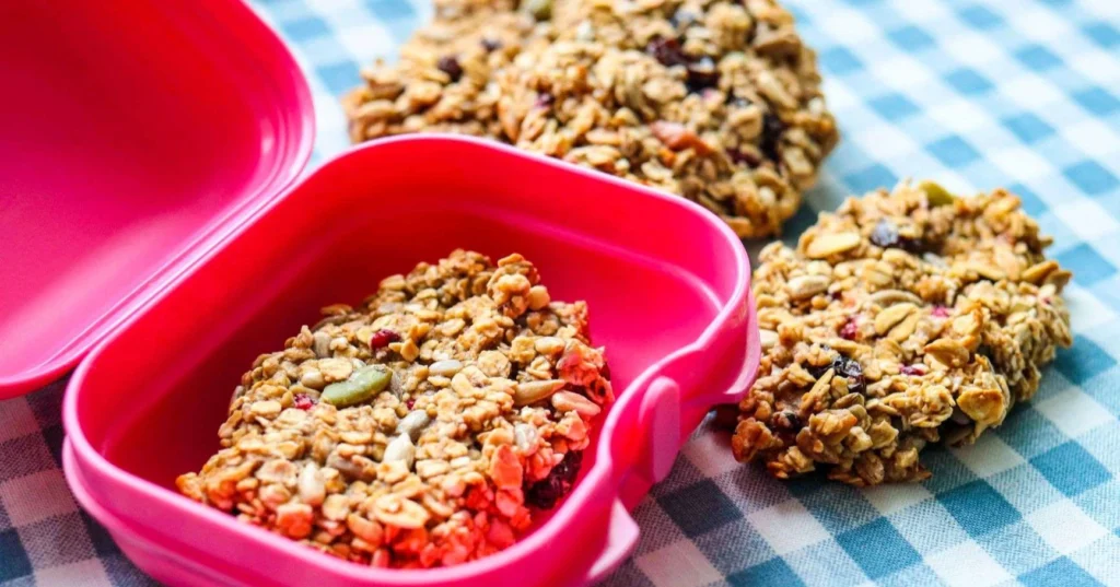 Välipalakeksit pienessä rasiassa.