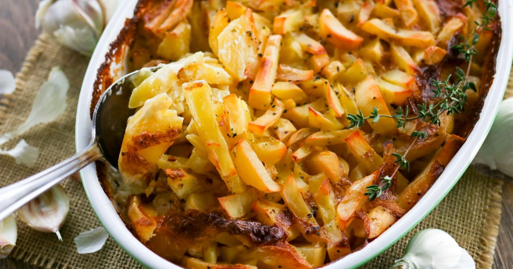 Valkosipuliperunat timjamilla koristeltuna.