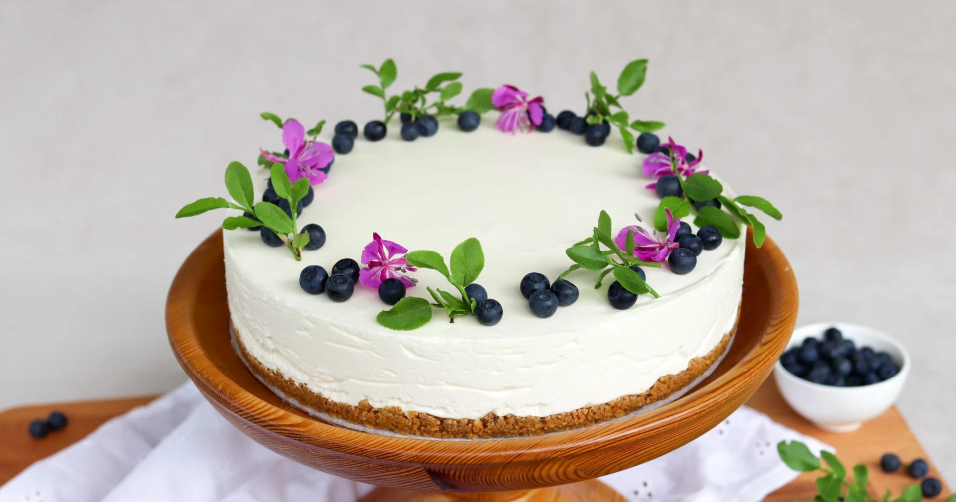 Valkosuklaajuustokakku tuoreilla mustikoilla koristeltuna.