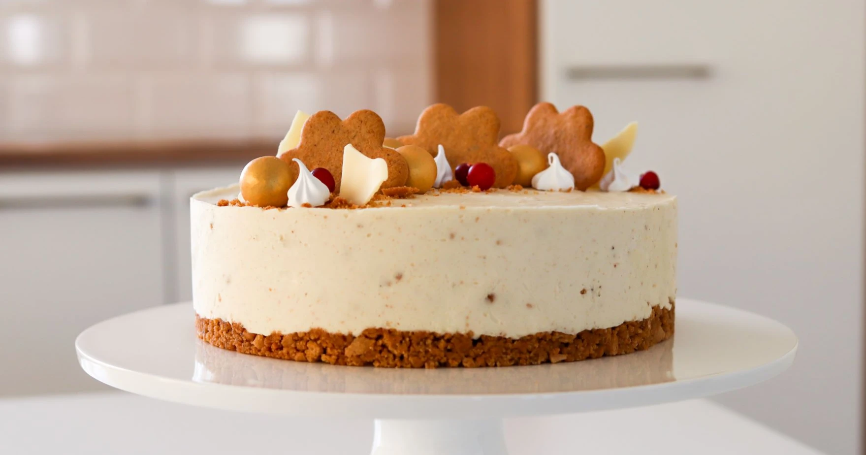 Piparijuustokakku valkoisella tarjoiluastialla.