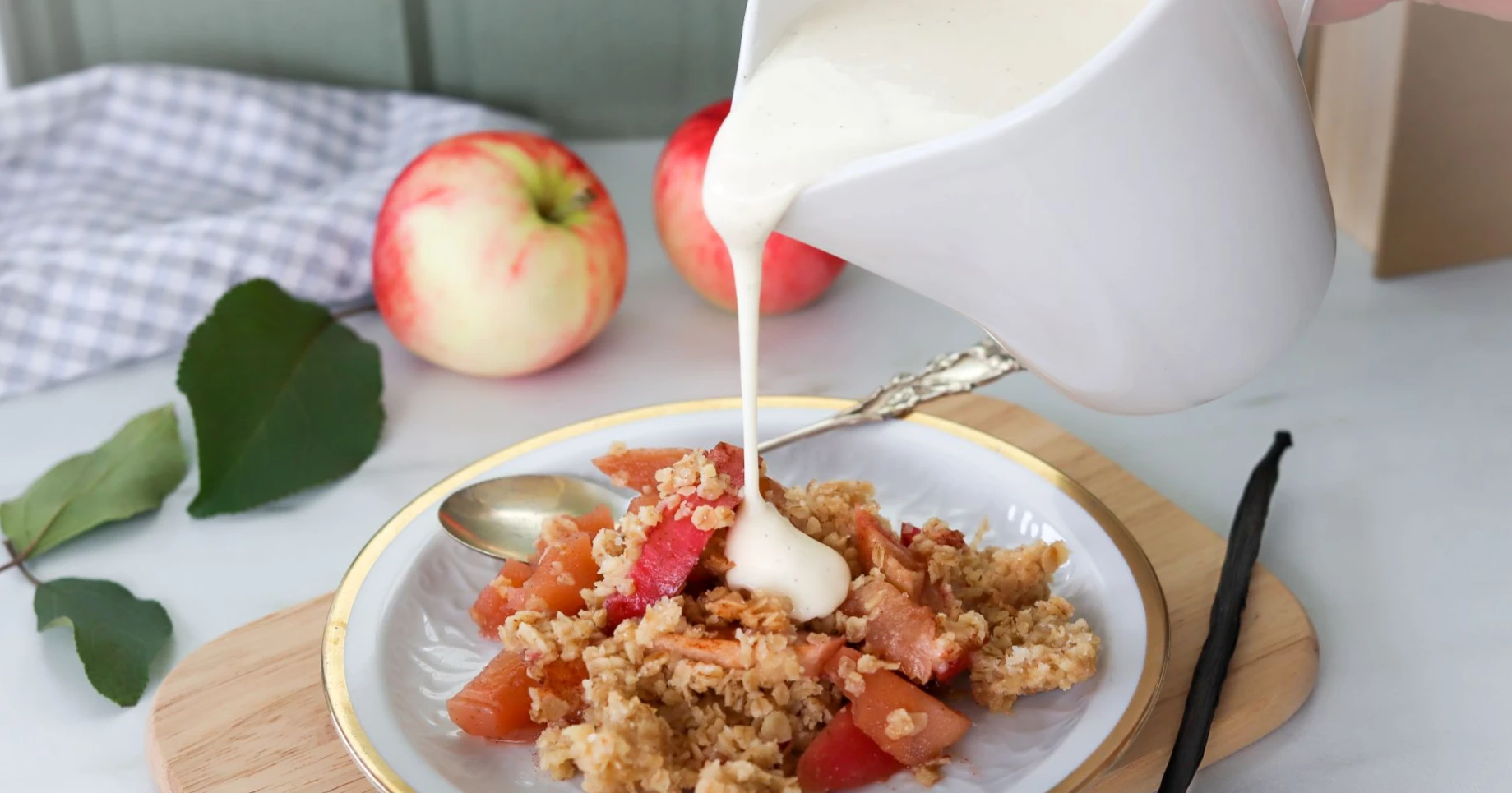 Itse tehty vaniljakastike omenapaistoksen lisukkeena.