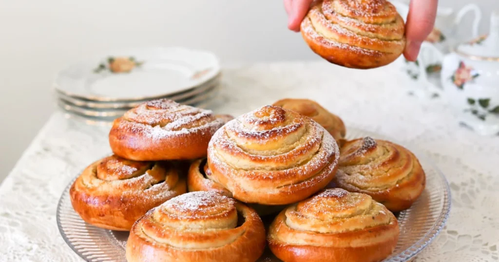 Vaniljapullat tomusokerilla koristeltuna.